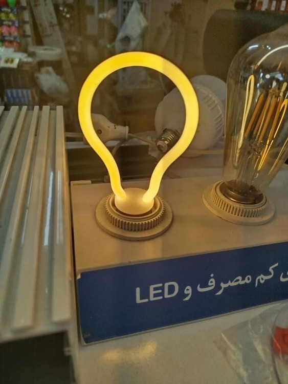 لامپ روشن در روز