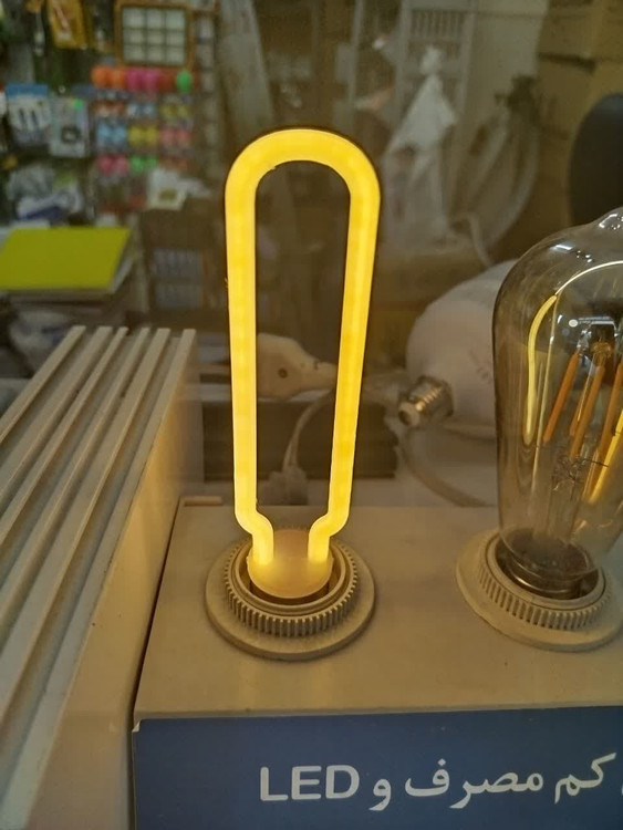 لامپ روشن در روز