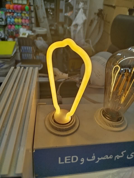 لامپ روشن در روز