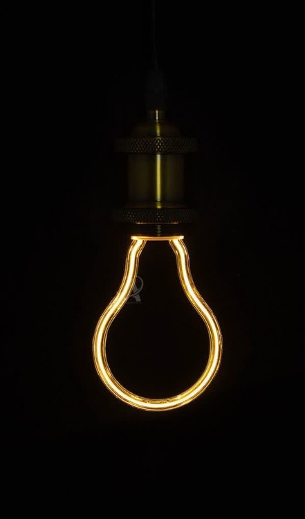 لامپ روشن در شب