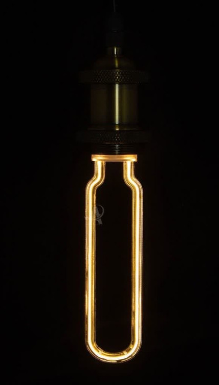 لامپ روشن در شب