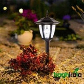 چراغ باغی و حیاطی کوچک روشن در شب