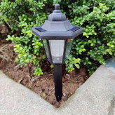 چراغ باغی و حیاطی کوچک