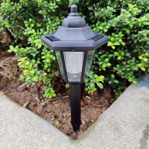 چراغ باغی و حیاطی کوچک