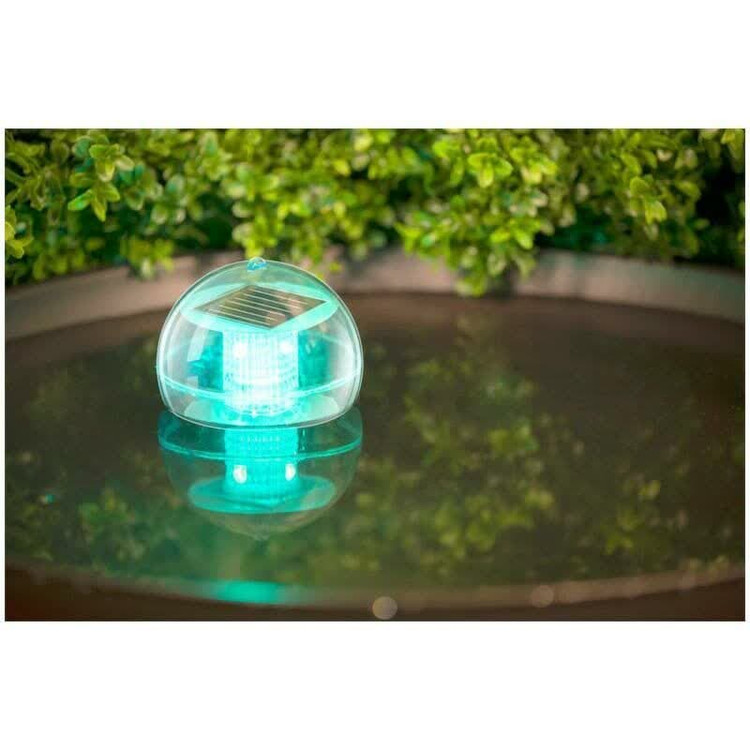 چراغ گرد کروی روشن در اب